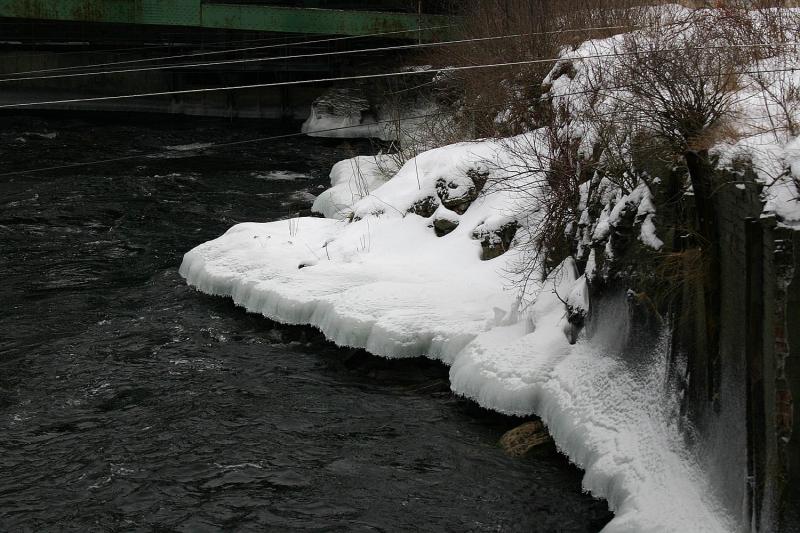 02_ice_on_canal_wall