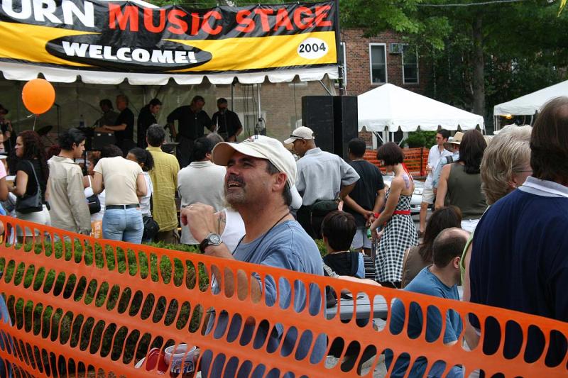 03 people listening to the band