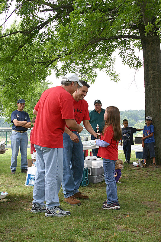 08 Julia receives her trophy