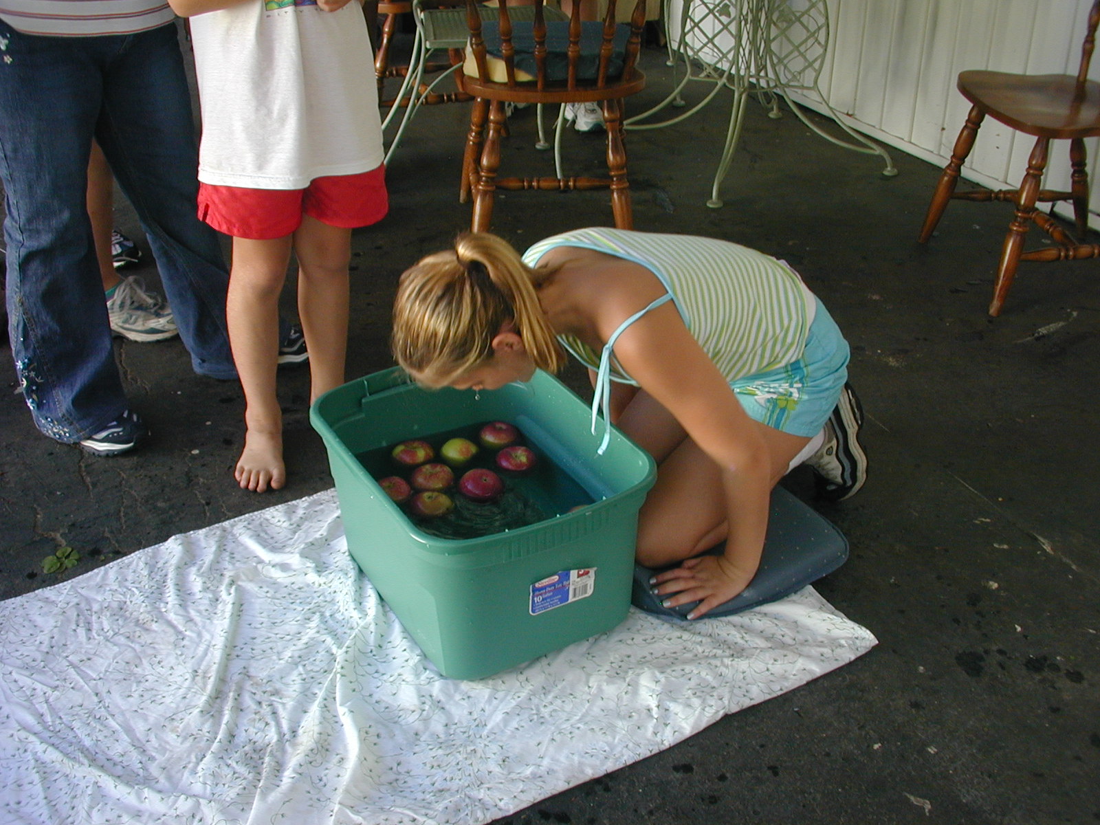 20_Kasey_bobbing_for_apples