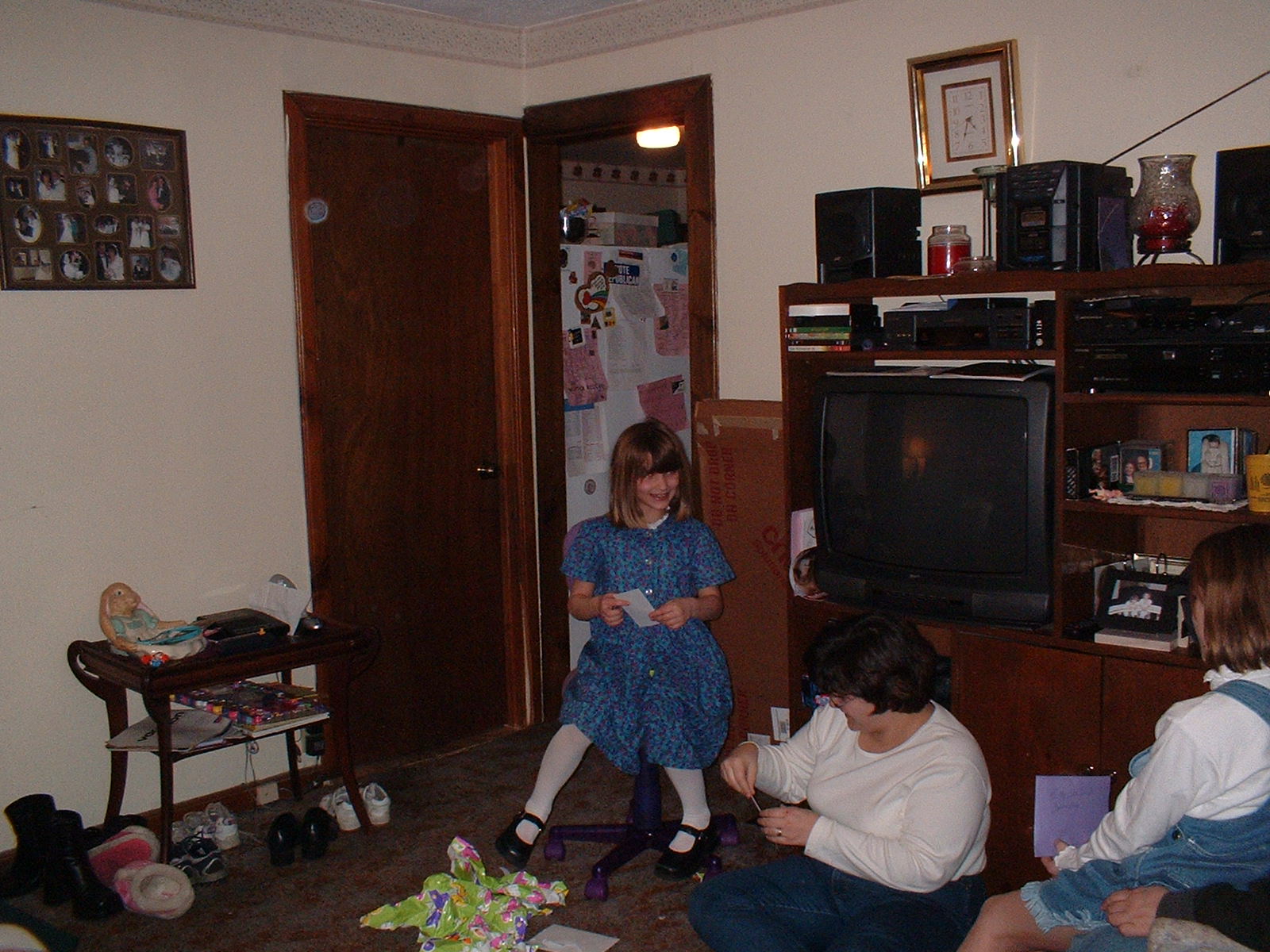 15_Jen_reading_a_card