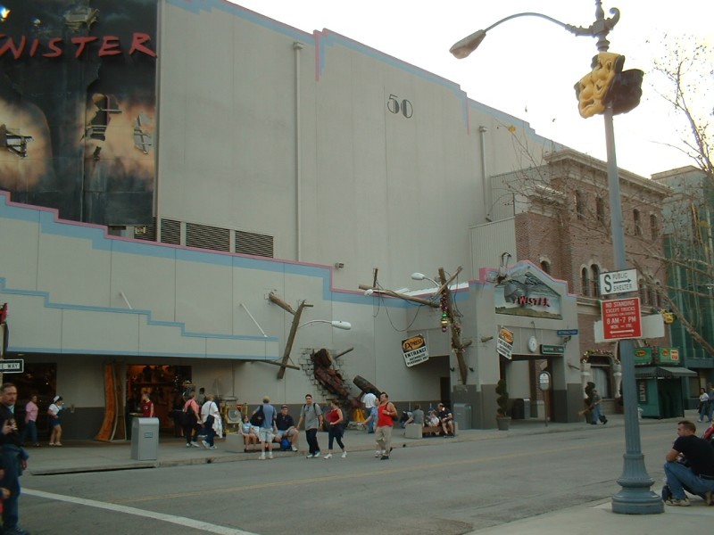 43 Twister Ride Entrance