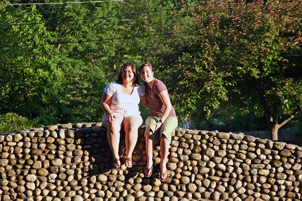 17_Jen_and_Nora_on_the_bridge