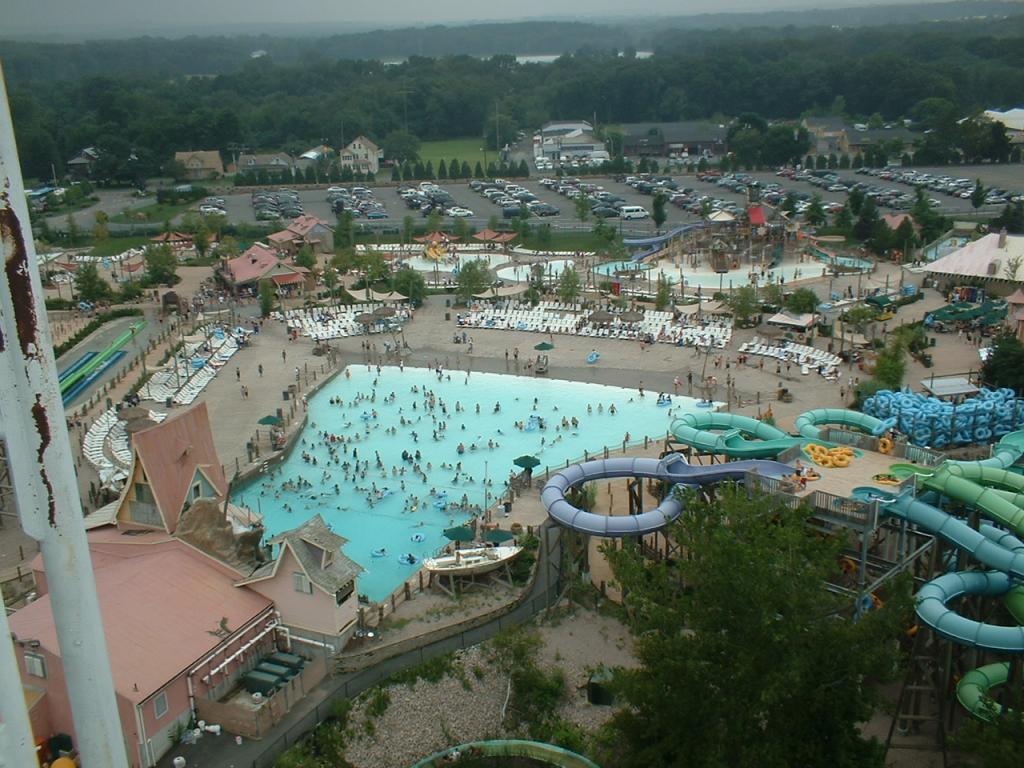 06 Hurricane Harbor wave pool