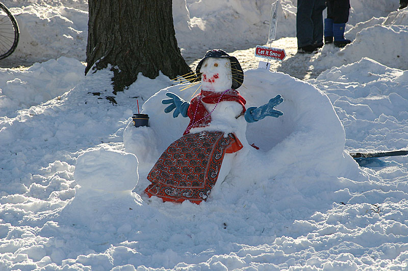 02 snowman watching tv