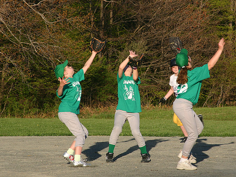 10 everyone trying to catch the fly ball